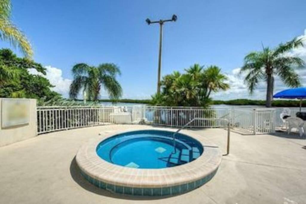 Sea Breeze, Studio 510, Beach Steps Away!+Pool+Wifi Ruskin Exterior photo